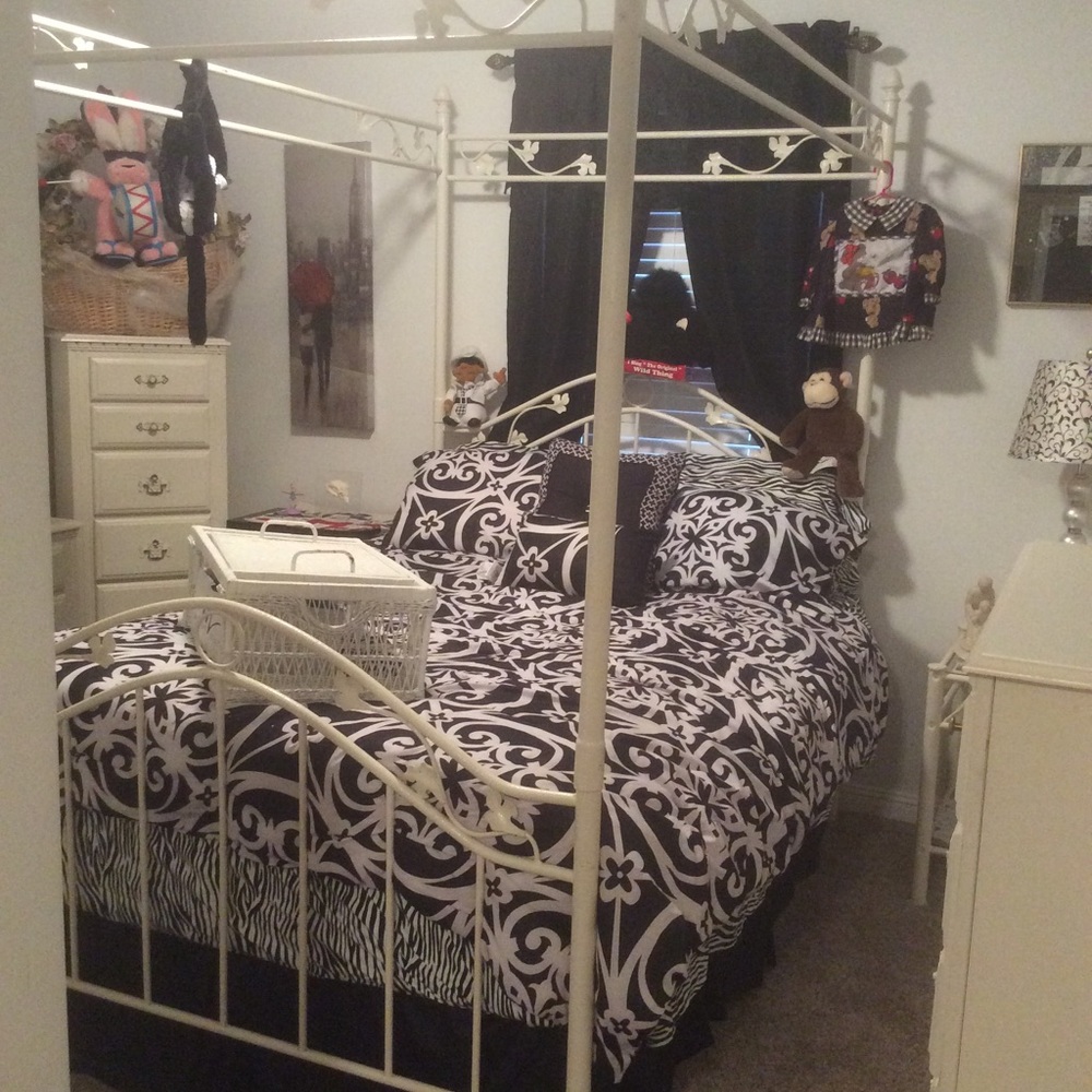 Full size canopy bed room set.brand new mattress.